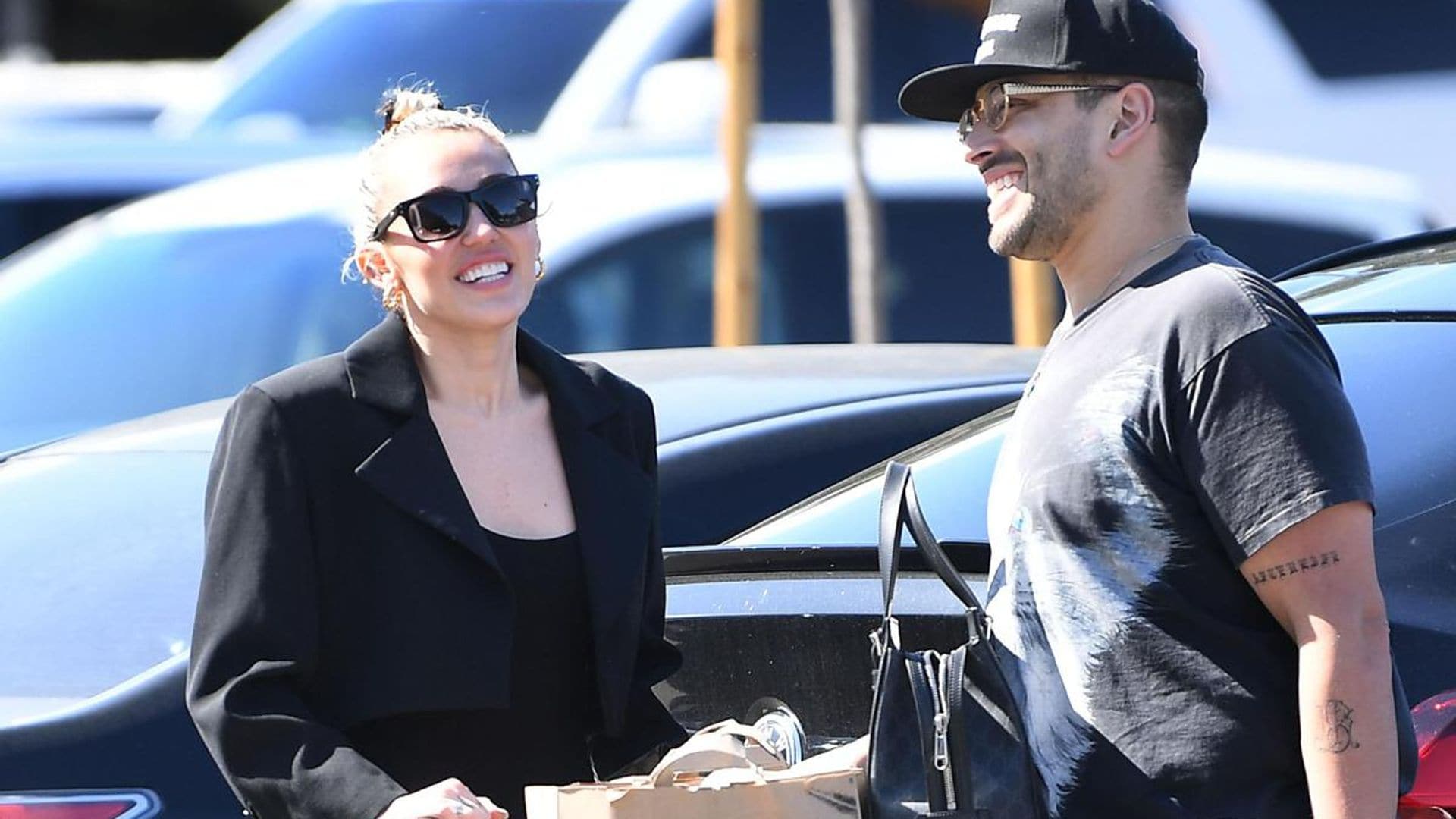 Miley Cyrus is back in LA, goes grocery shopping with her mom and friend