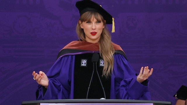 Taylor Swift Delivers New York University 2022 Commencement Address
