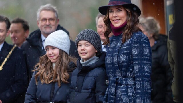Crown Princess Mary and twins feed penguins at zooWatch!