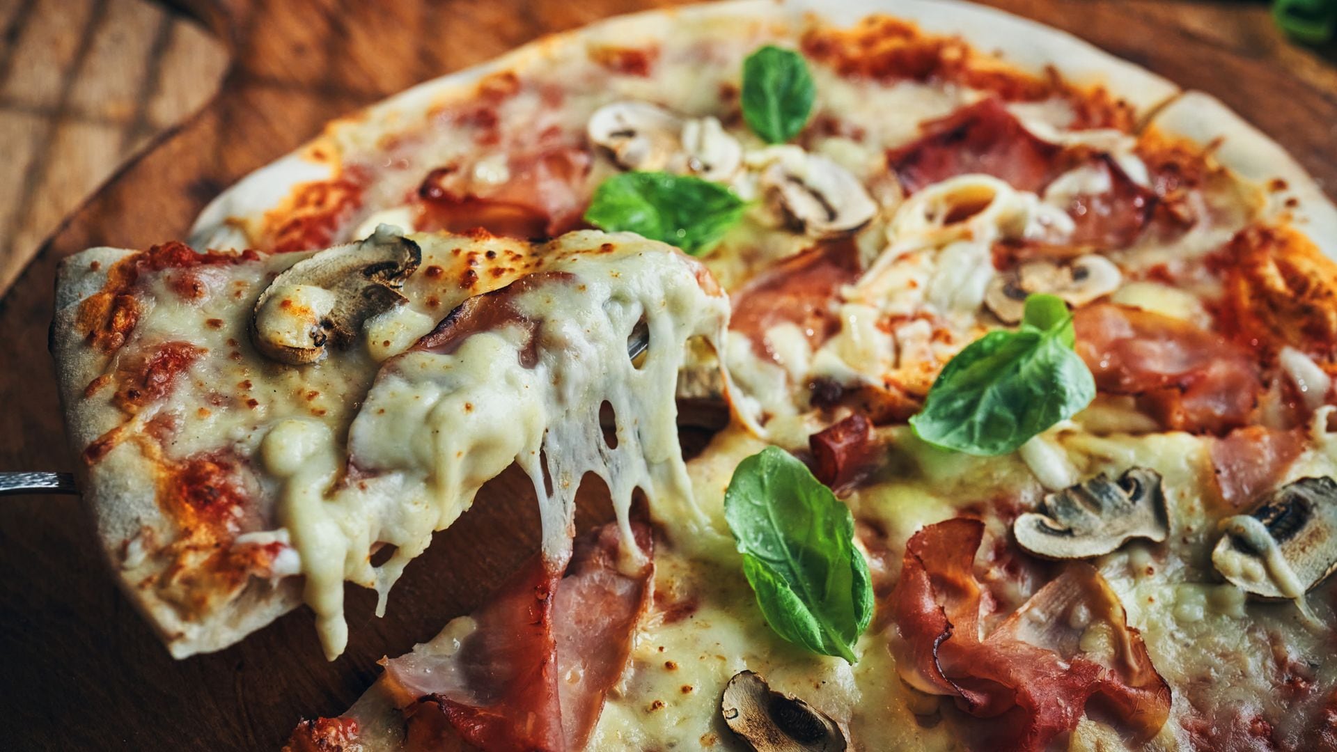 Easy no-bake pizza: Crispy 30 minutes, no oven needed