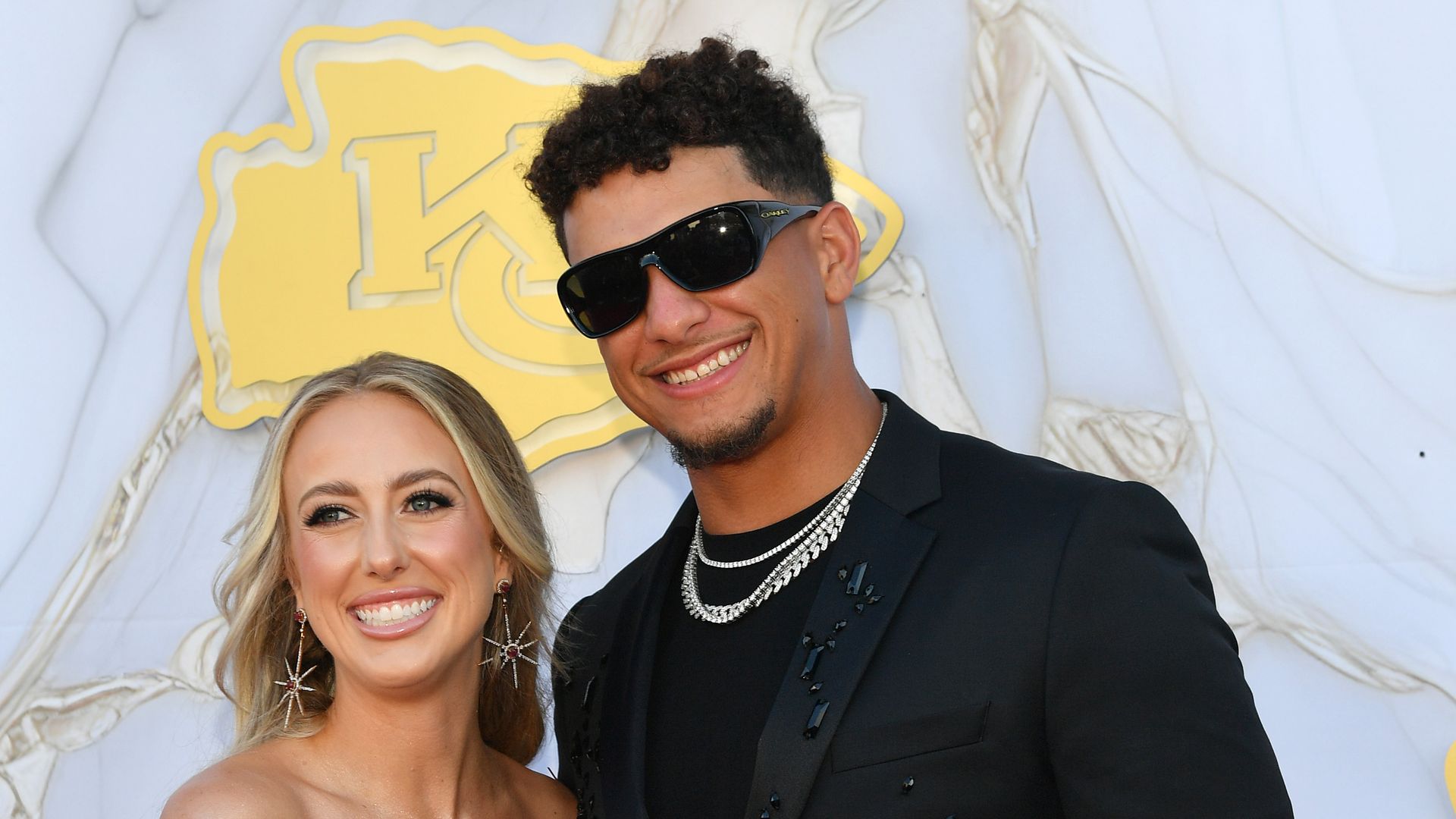 https://www.hola.com/us/horizon/landscape/3efbcdec7e47-kansas-city-missouri-brittany-and-patrick-mahomes-arrive-on-the-red-carpet-prior.jpg?im=Resize=(1200)