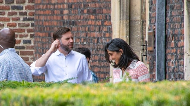 Photo © 2025 Backgrid UK/The Grosby Group

EXCLUSIVE
London, UNITED KINGDOM  JD Vance was seen leaving Hampton Court Palace with a huge yawn after causing a major delay. Due to his late arrival just after 11am, the palace was closed to the public, leaving families with children waiting outside. Vances visit, which ran over time, prevented the palace from reopening, causing visitors, mostly families for the Peter Rabbit event, to be turned away. As he left, Vance appeared unaware of the disruption, casually yawning while surrounded by his security detail.
***
JD Vance fue visto saliendo de Hampton Court Palace con un gran bostezo después de causar un gran retraso. Debido a su llegada tarde, justo después de las 11 a.m., el palacio se cerró al público, dejando a familias con niños esperando afuera. La visita de Vance, que se extendió más de lo previsto, impidió que el palacio reabriera, haciendo que los visitantes, en su mayoría familias para el evento de Peter Rabbit, fueran rechazados. Al salir, Vance parecía ajeno a la interrupción, bostezando tranquilamente mientras estaba rodeado por su equipo de seguridad.