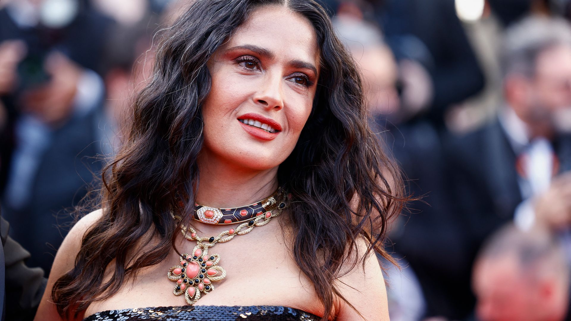 Salma Hayek celebra su cumpleaños 59 con un posado en bikini y la felicitación de Linda Evangelista
