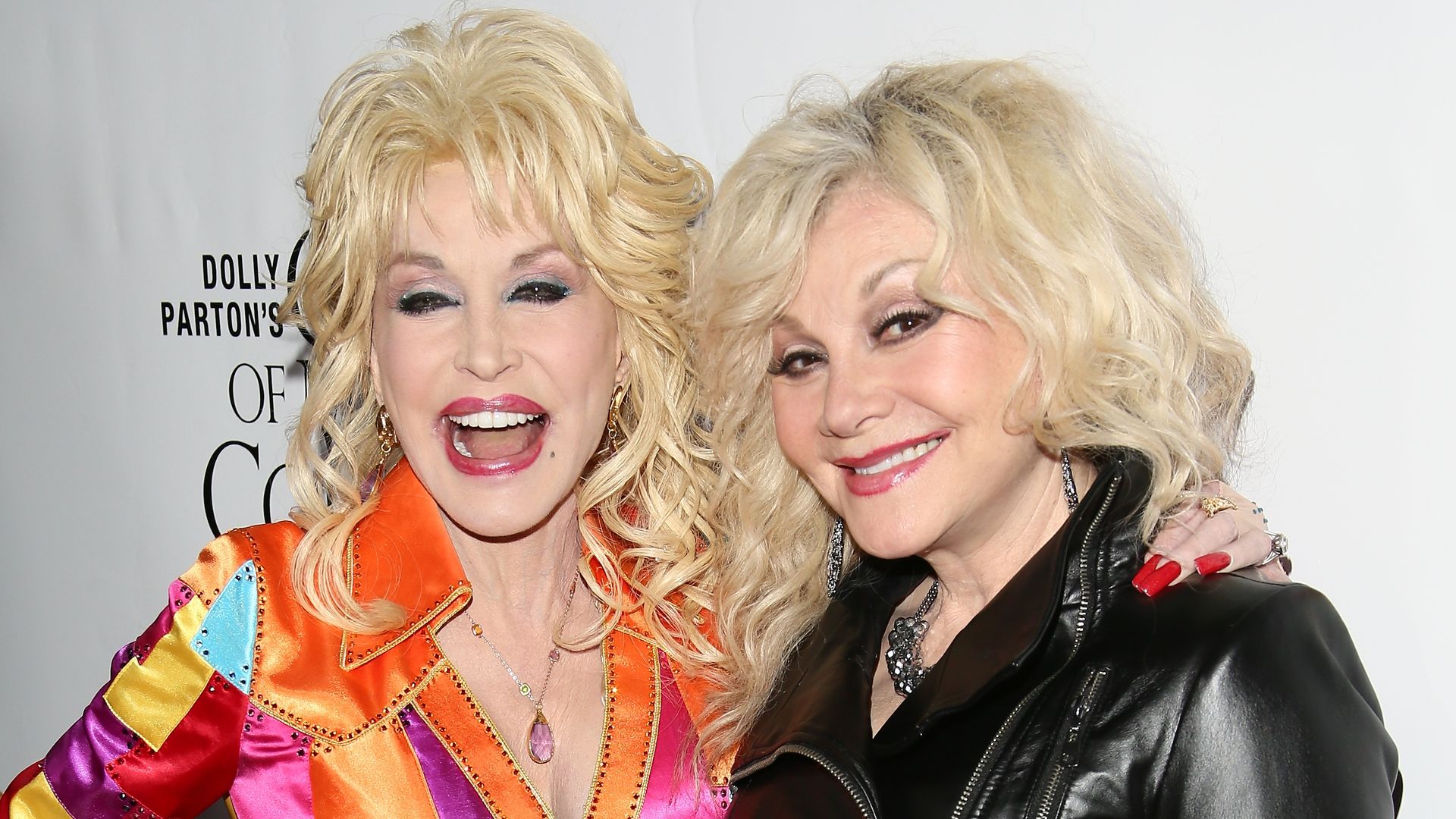 https://www.hola.com/us/horizon/landscape/431336177233-hollywood-ca-dolly-parton-and-stella-parton-attend-the-premiere-of-warner-bros-t.jpg?im=Resize=(1200)