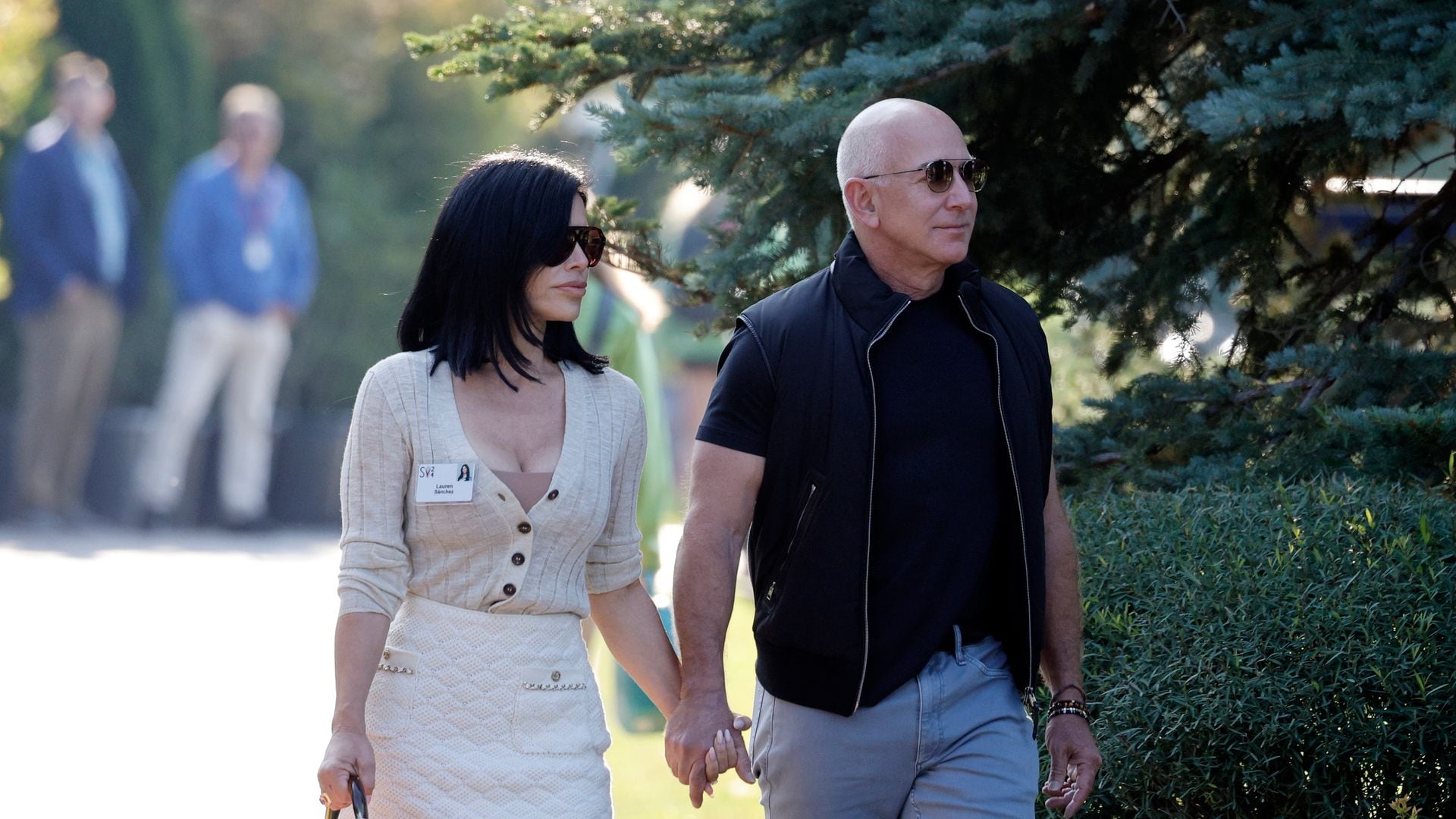 Jeff Bezos and Lauren Sánchez show off their abs in a foam party aboard their $500M superyacht