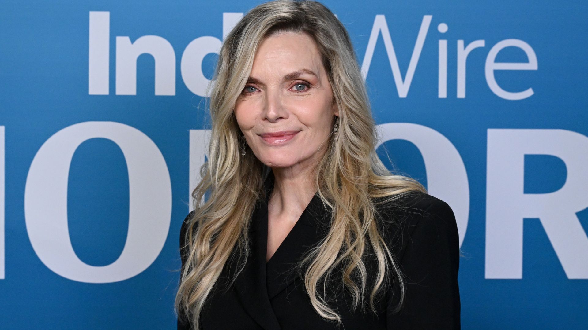 https://www.hola.com/us/horizon/landscape/4457da815df5-michelle-pfeiffer-at-indiewire-tv-honors-2026-held-at-nya-studios-west-on-june-0.jpg?im=Resize=(1200)