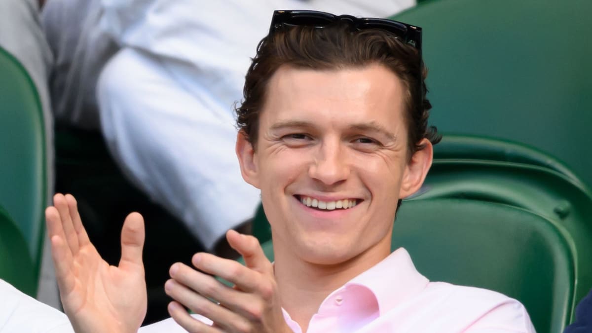 https://www.hola.com/us/horizon/landscape/458bb23b1372-london-england-tom-holland-reacts-to-the-action-court-side-on-day-nine-of-the-wi.jpg?im=Resize=(1200)
