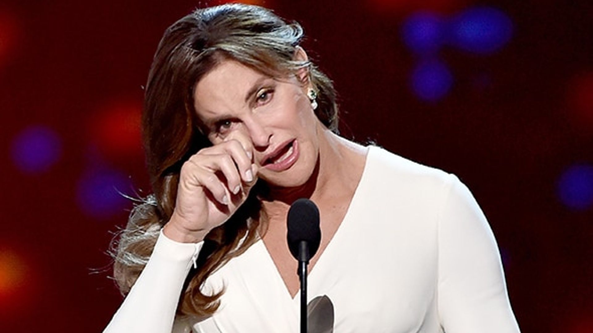Caitlyn Jenner cries as she accepts courage award at ESPYs