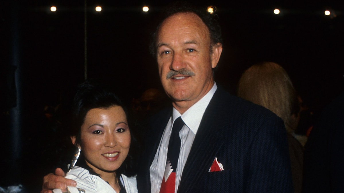 https://www.hola.com/us/horizon/landscape/4638e0bf2449-los-angeles-actor-gene-hackman-and-wife-betsy-arakawa-pose-for-a-portrait-in-198.jpg?im=Resize=(1200)