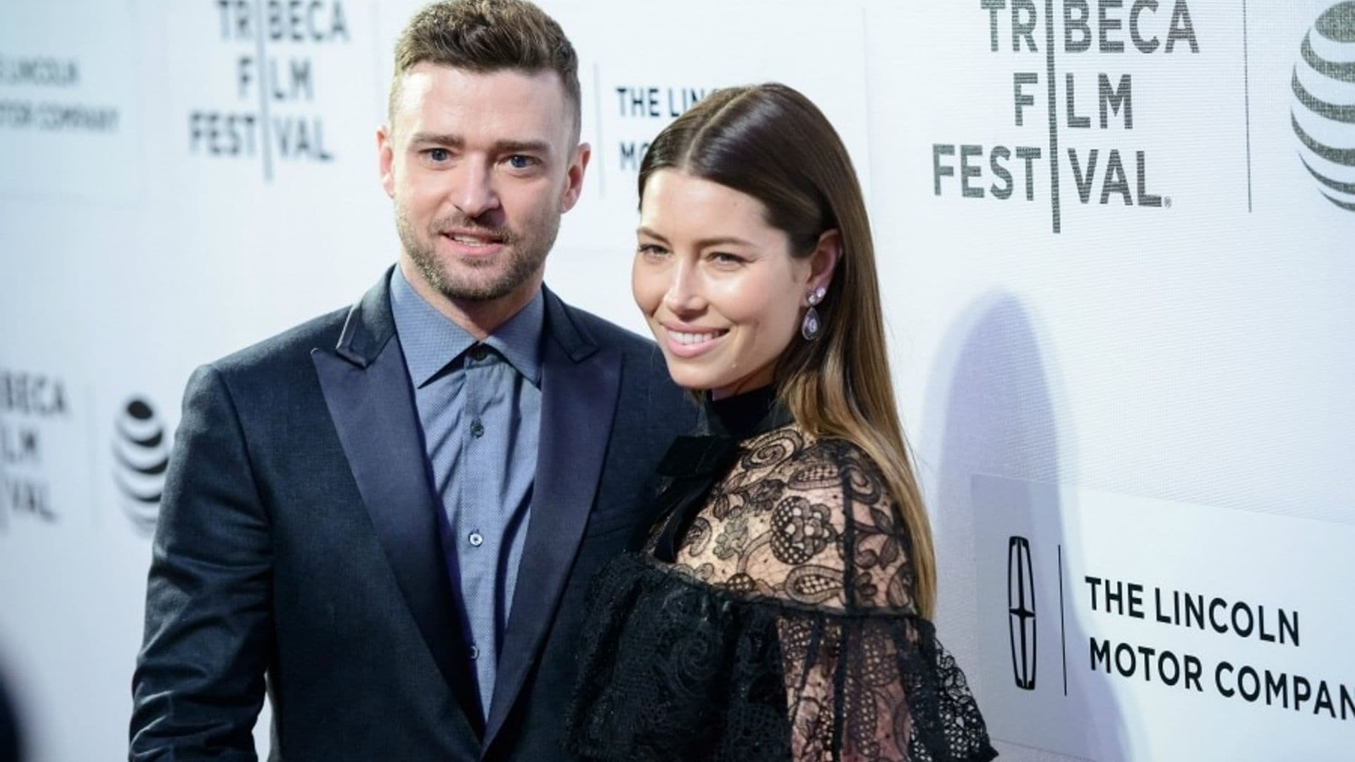 Jessica Biel has some fun at Justin Timberlake's expense in her own voting selfie