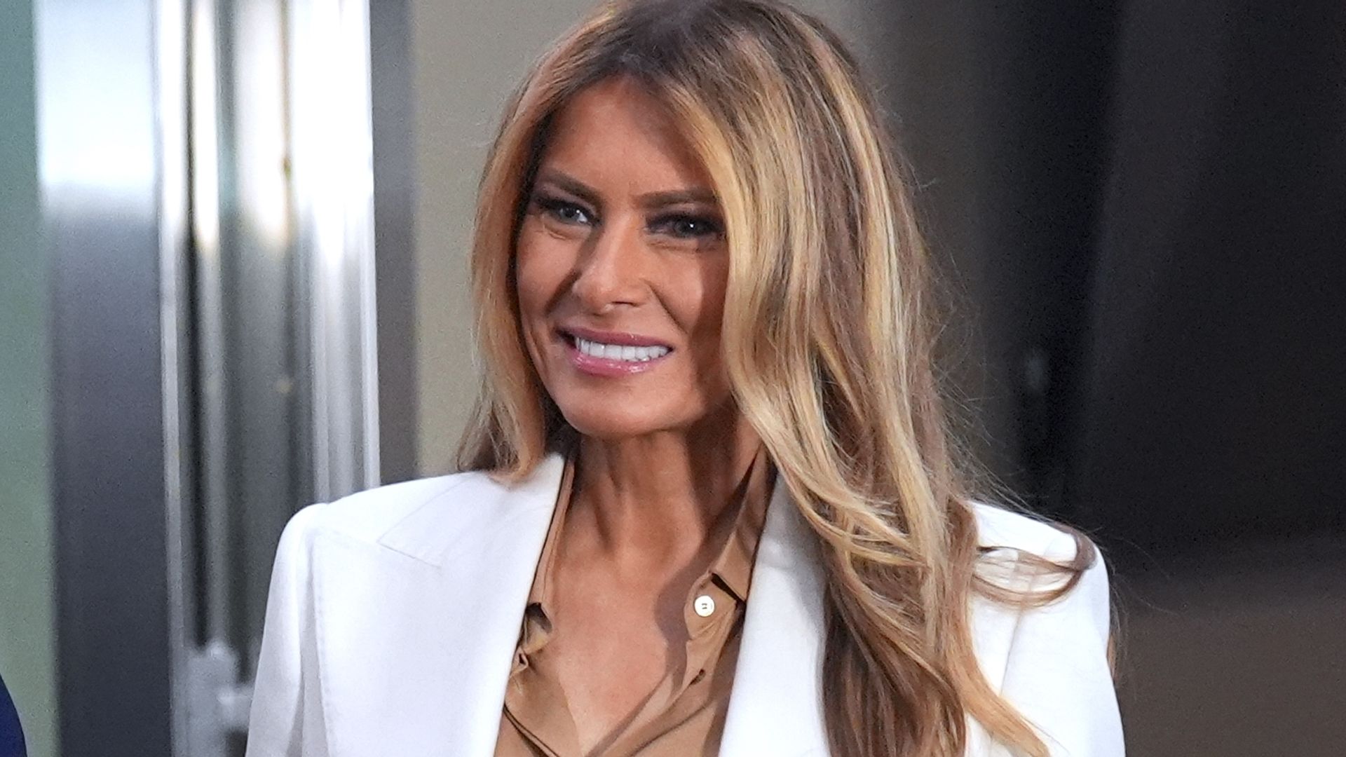 https://www.hola.com/us/horizon/landscape/470285ed6ee8-new-york-new-york-u-s-president-donald-trump-and-first-lady-melania-trump-arrive.jpg?im=Resize=(1200)