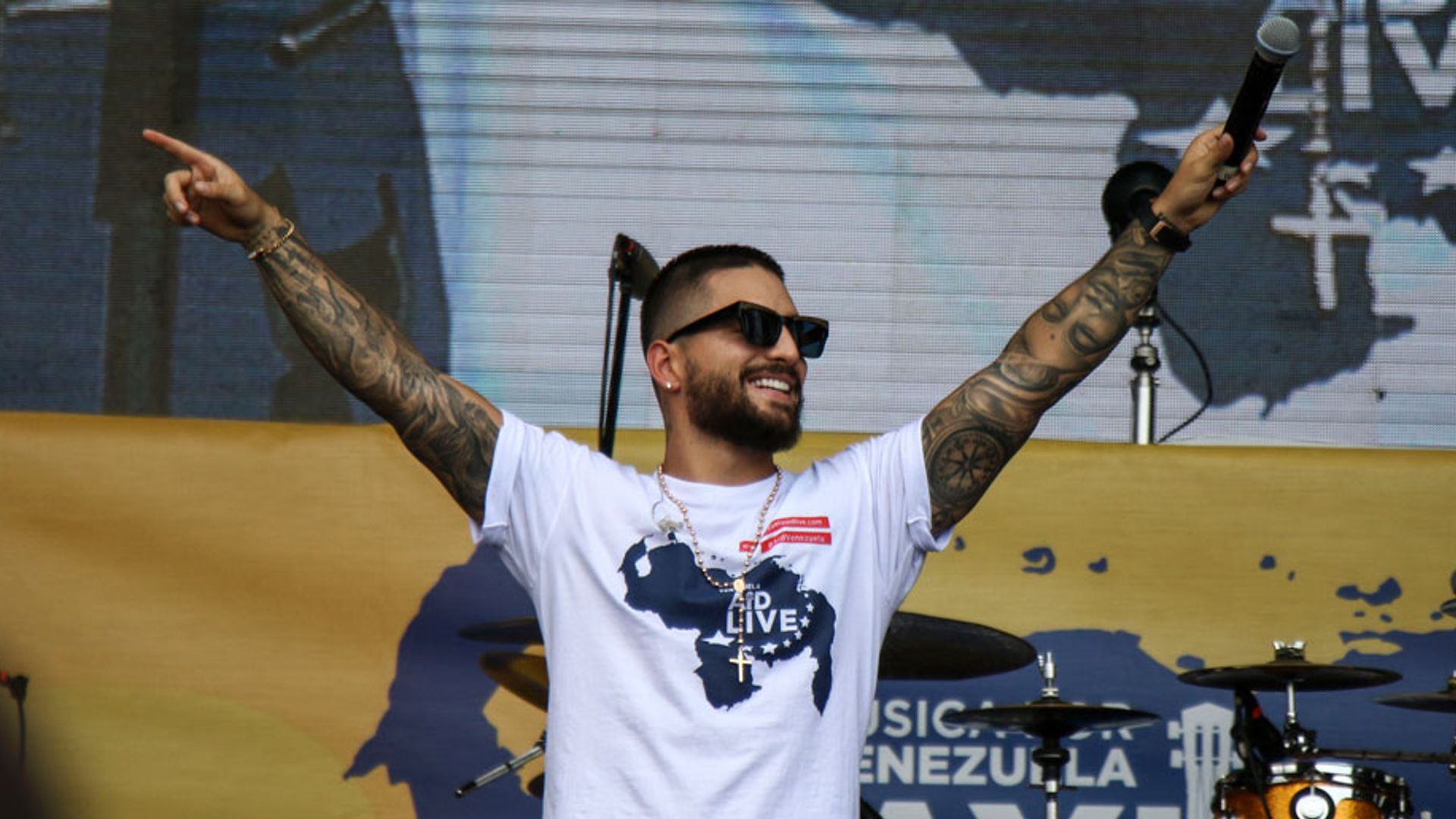 Maluma shocks fans with impromptu performance of 'Corazón' in the most least-expected place