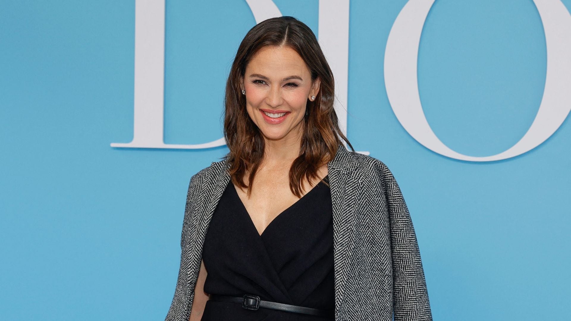 Jennifer Garner latest outfit in Paris is the perfect casual yet stylish look for Spring 