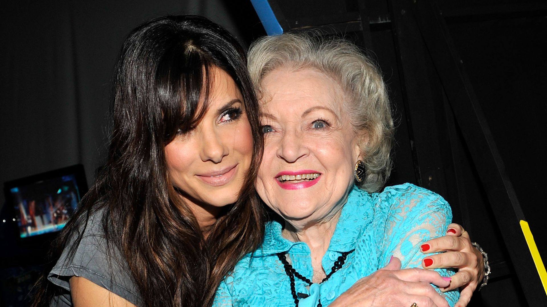 https://www.hola.com/us/horizon/landscape/4a16e87cdcf7-universal-city-ca-actresses-sandra-bullock-and-betty-white-attend-the-2010-teen.jpg?im=Resize=(1200)