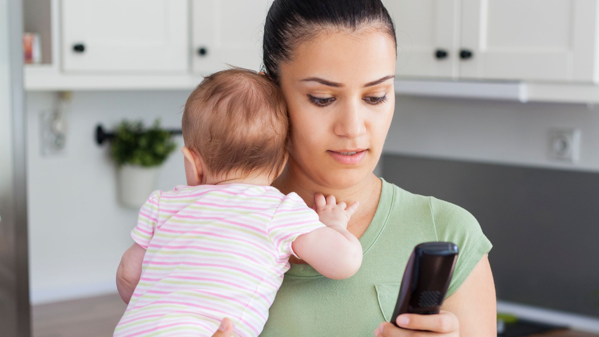 5 apps and websites every mom needs to track pregnancy, child development, and find her village