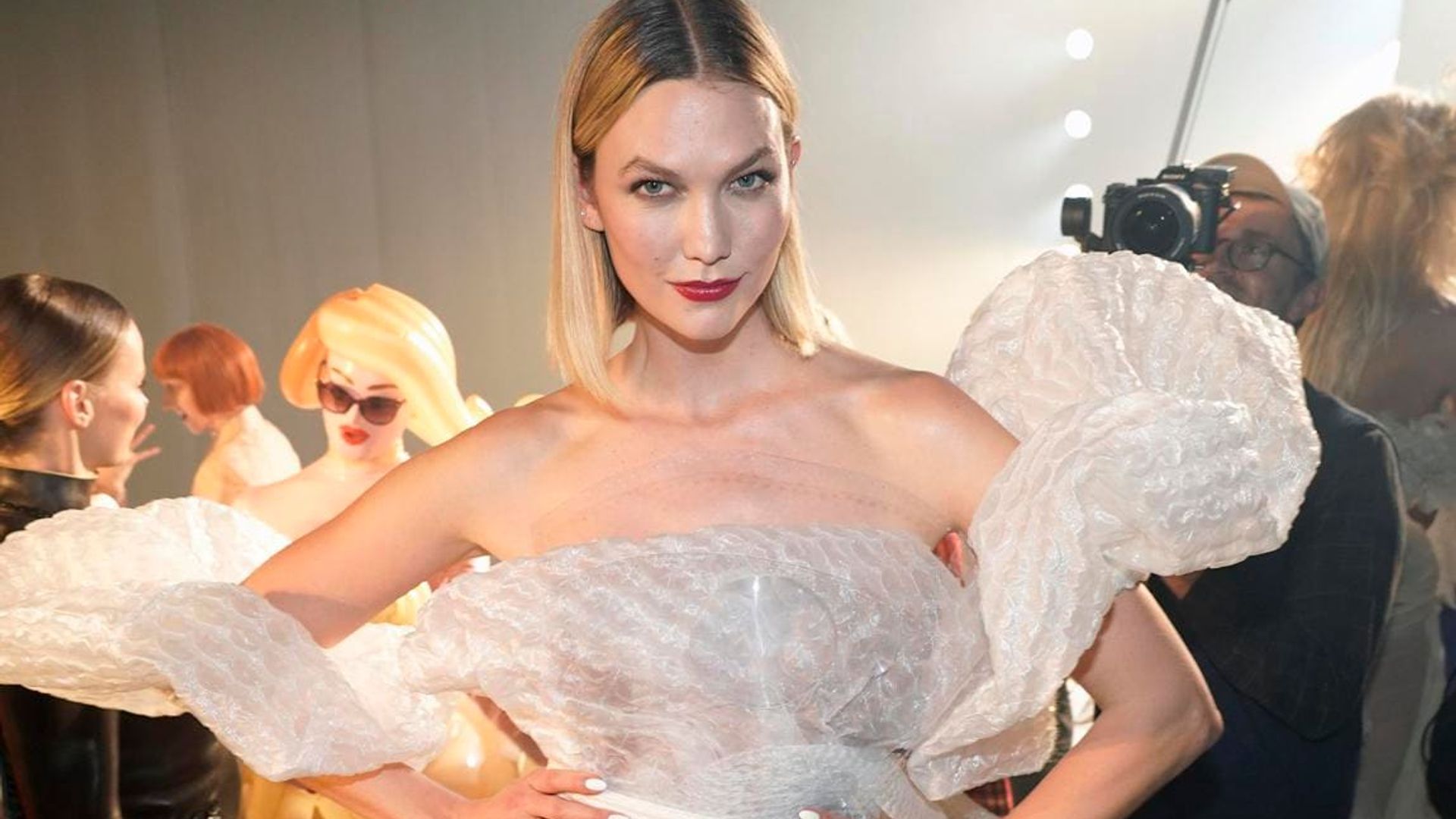 Mom-to-be Karlie Kloss debuts baby bump