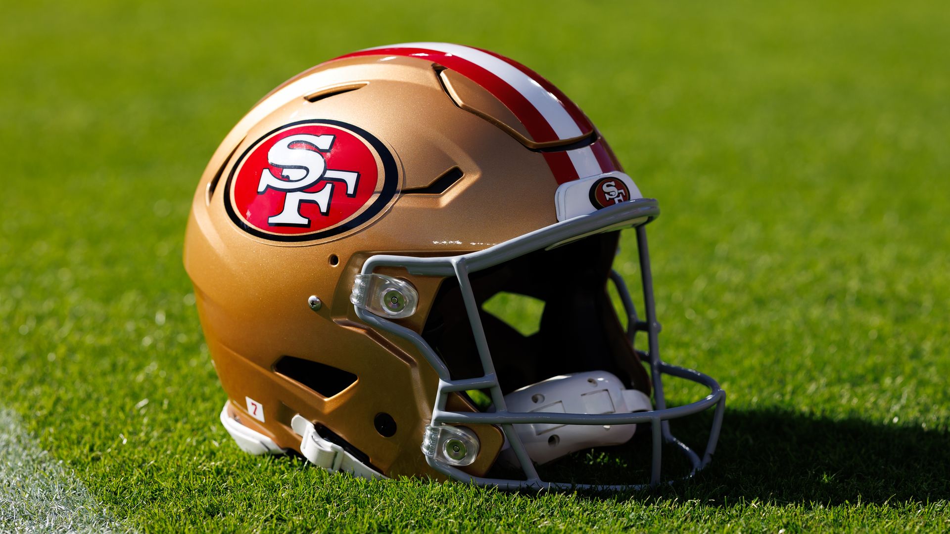 https://www.hola.com/us/horizon/landscape/4b25ff35c3af-santa-clara-california-a-detail-view-of-a-san-francisco-49ers-helmet-on-the-fiel.jpg?im=Resize=(1200)