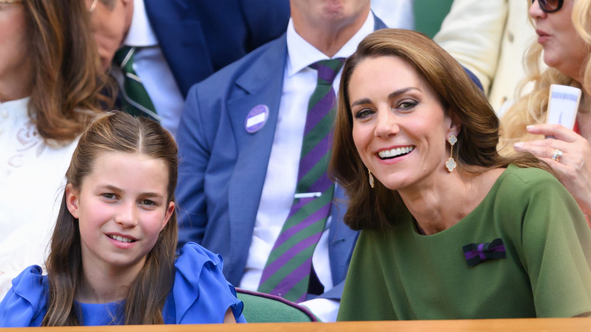 https://www.hola.com/us/horizon/landscape/4bb06ce2e01e-london-england-princess-charlotte-of-wales-and-catherine-princess-of-wales-laugh.jpg?im=Resize=(1200)
