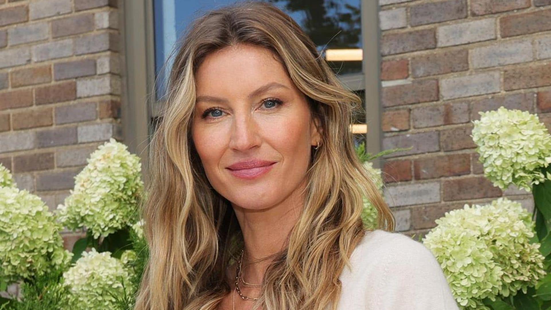Make Thanksgiving healthy with Gisele Bündchen’s pear crunchy pecan dessert