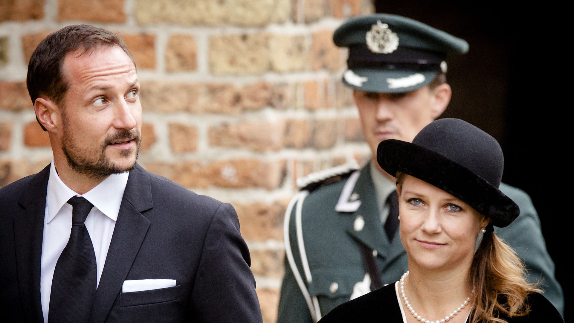 https://www.hola.com/us/horizon/landscape/4c2d3e129b9f-norways-crown-prince-haakon-and-his-sister-martha-louise-arrive-at-the-old-churc.jpg?im=Resize=(1200)
