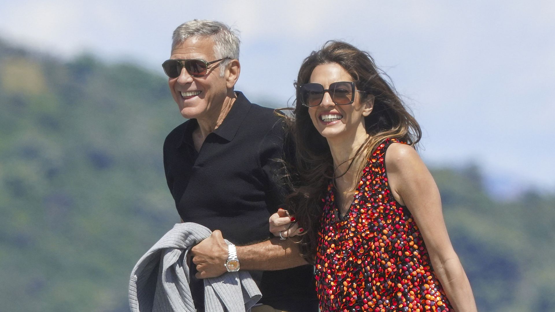 https://www.hola.com/us/horizon/landscape/4d8ecfde0b2b-elpclooney26050803.jpg?im=Resize=(1200)