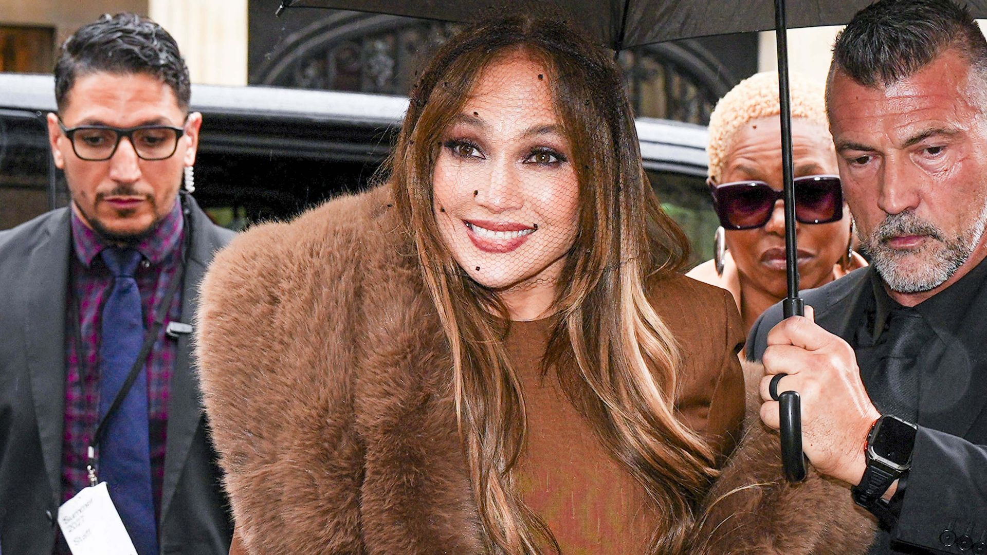 Jennifer Lopez looks happier after calling out Paris paparazzi