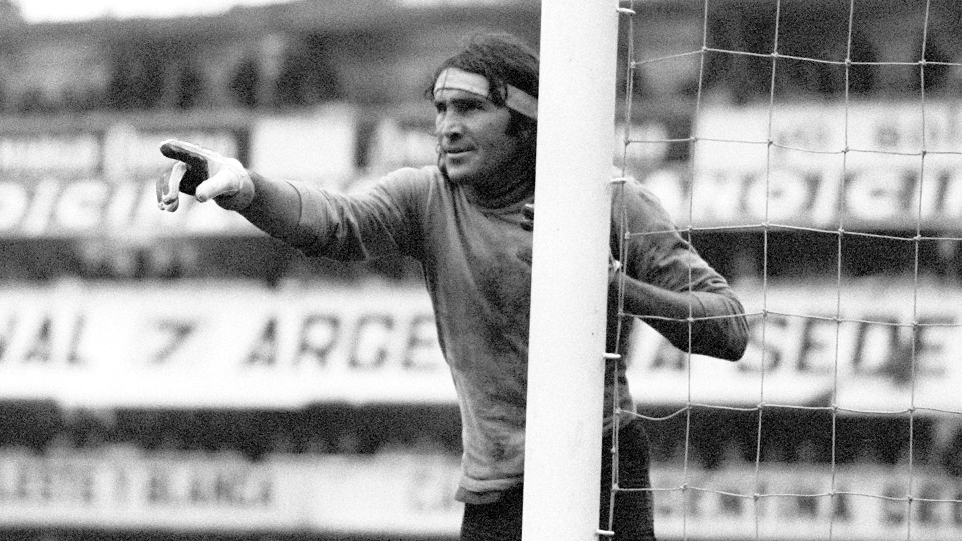 'El Loco' Gatti, legendary Argentine goalie and TV Personality, dies at 80 after medical complications