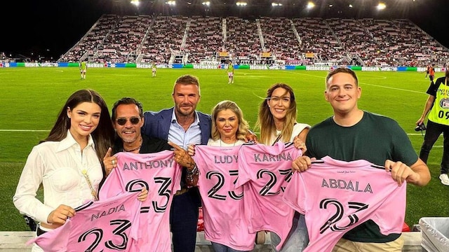 Marc Anthony y Nadia Ferreira con David Beckham