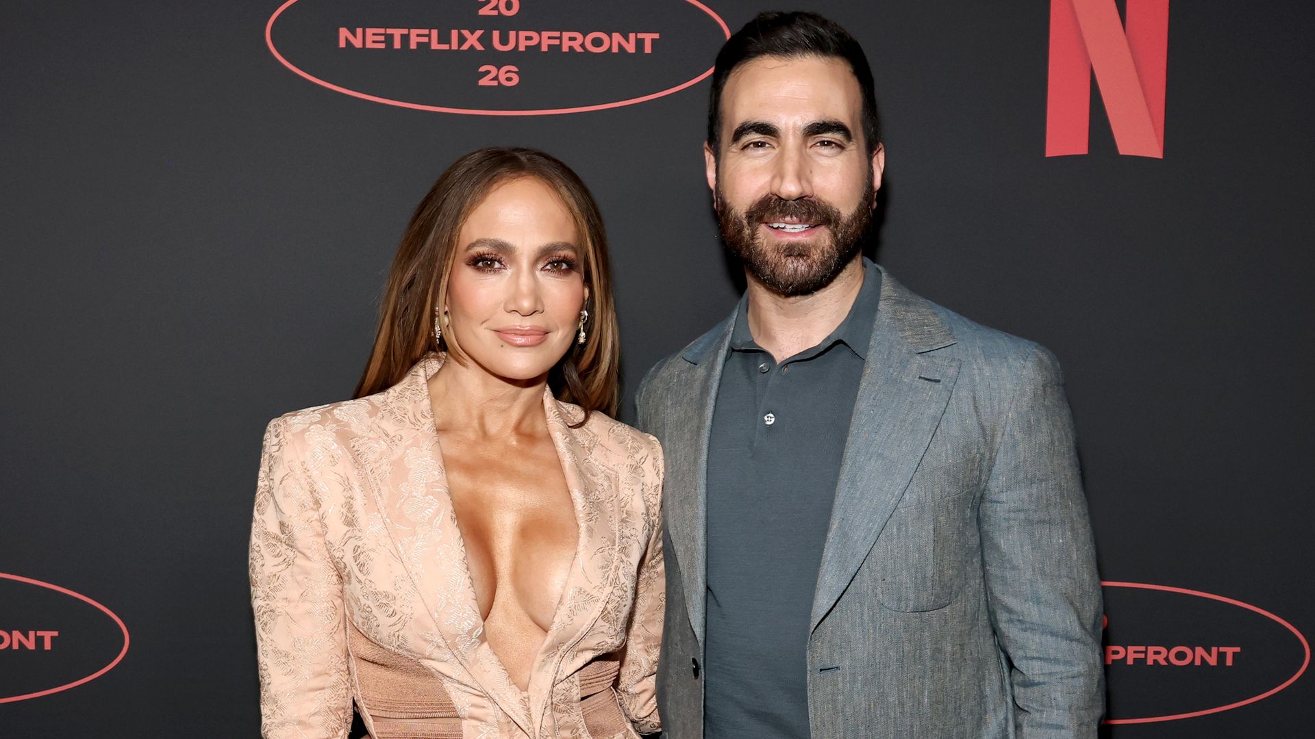 https://www.hola.com/us/horizon/landscape/4efbc532f002-new-york-new-york-jennifer-lopez-and-brett-goldstein-attend-the-2026-netflix-upf.jpg?im=Resize=(1200)