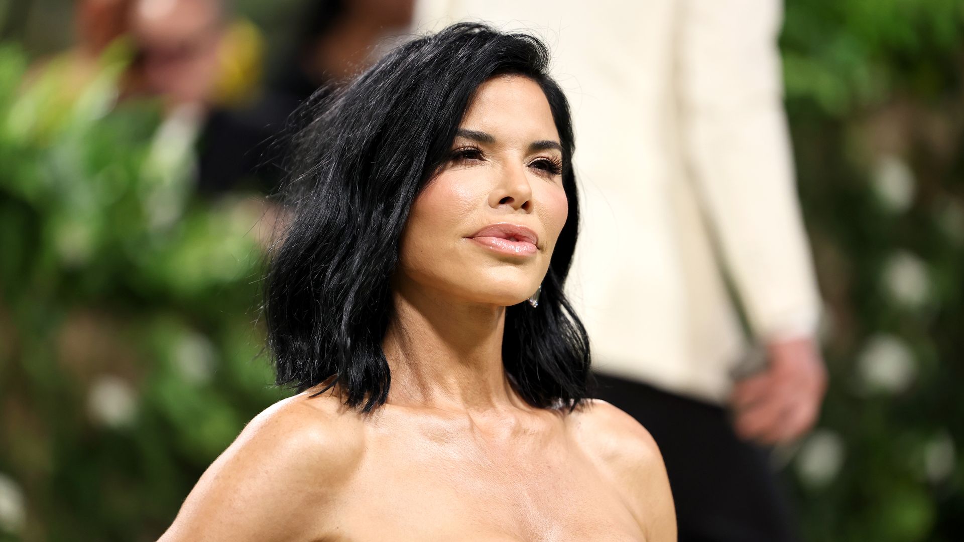 Lauren Sanchez shines in Schiaparelli's red nails dress, previously modeled by Kendall Jenner
