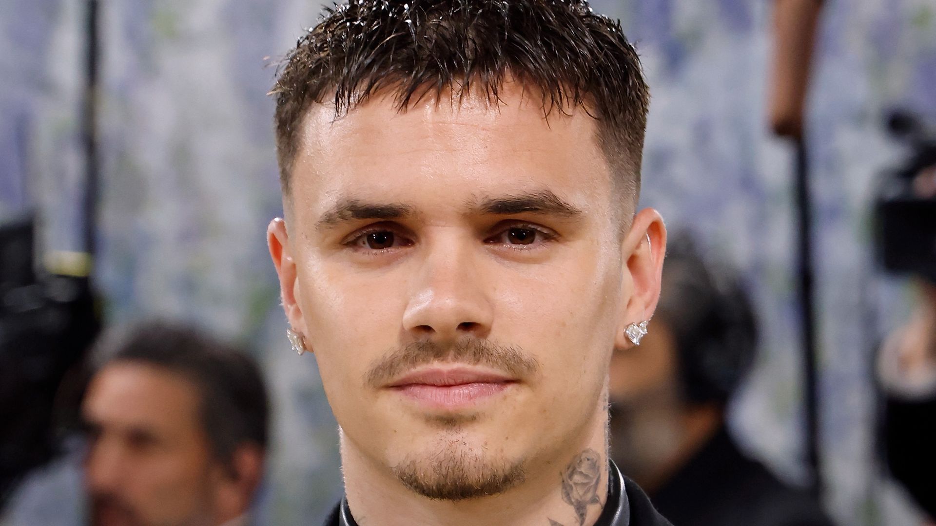 https://www.hola.com/us/horizon/landscape/4f759e721968-new-york-new-york-romeo-beckham-attends-the-2026-met-gala-celebrating-costume-ar.jpg?im=Resize=(1200)