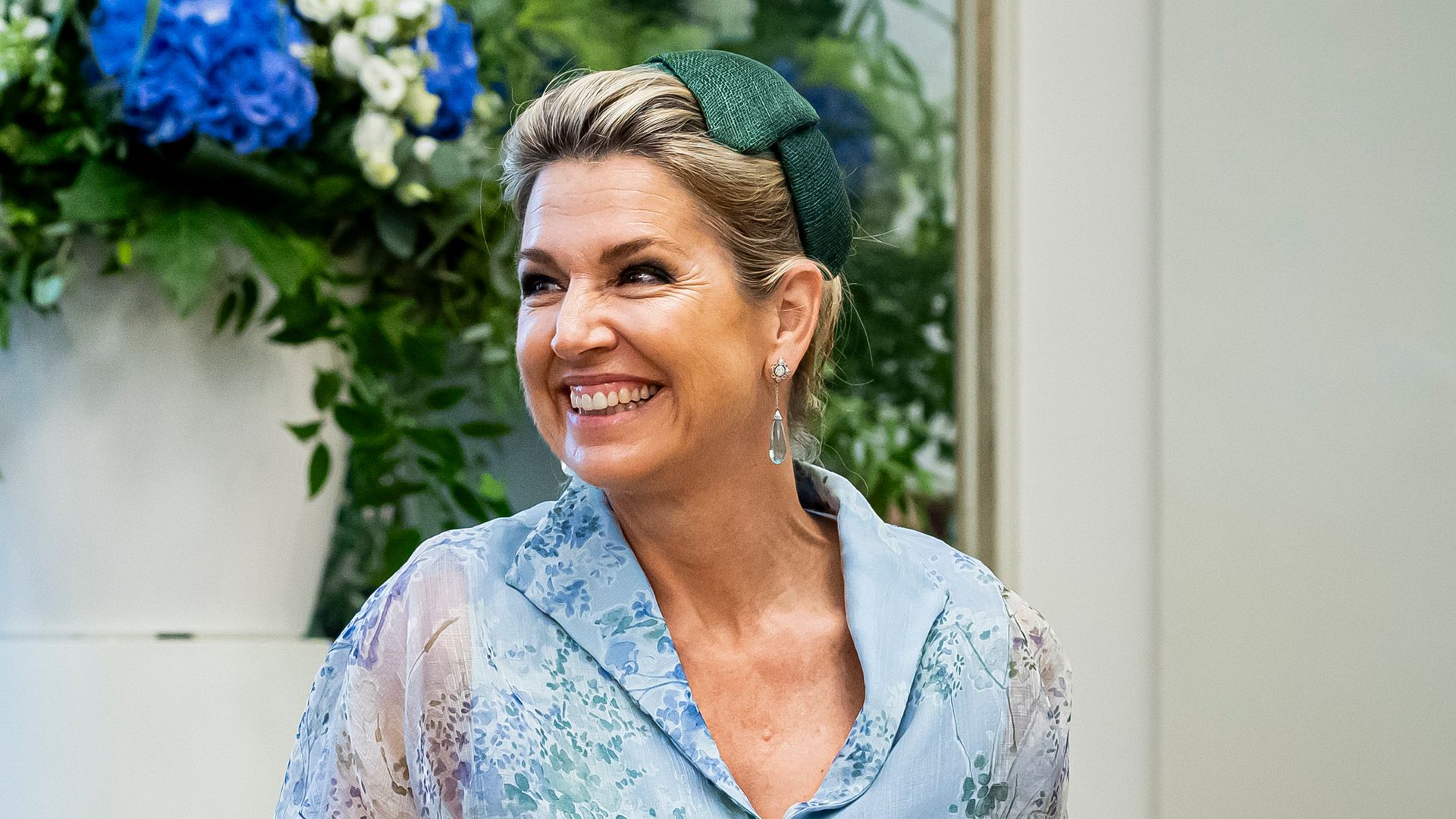 https://www.hola.com/us/horizon/landscape/4f9e35400690-the-hague-netherlands-queen-maxima-of-the-netherlands-and-princess-amalia-of-the.jpg?im=Resize=(1200)