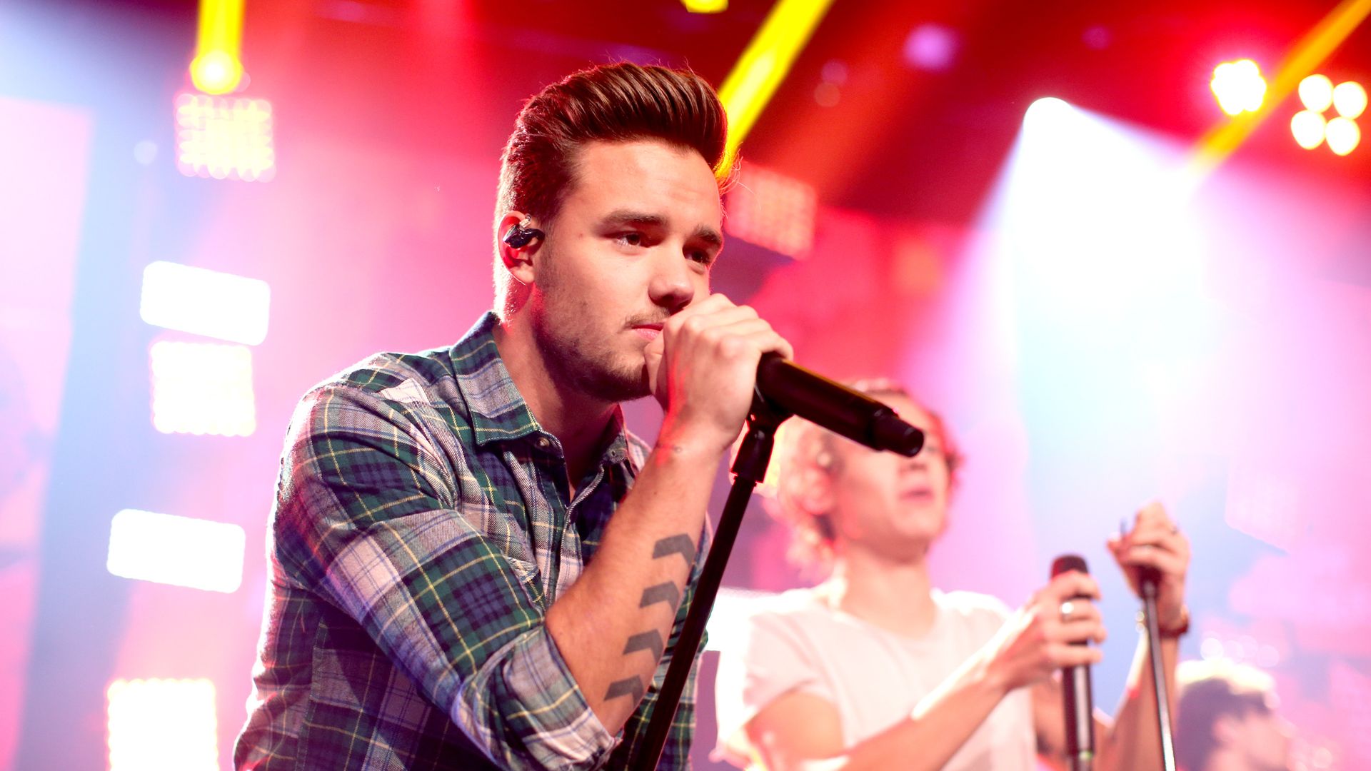 https://www.hola.com/us/horizon/landscape/4fb6b3041feb-burbank-ca-musician-liam-payne-performs-onstage-at-the-one-direction-iheartradio.jpg?im=Resize=(1200)