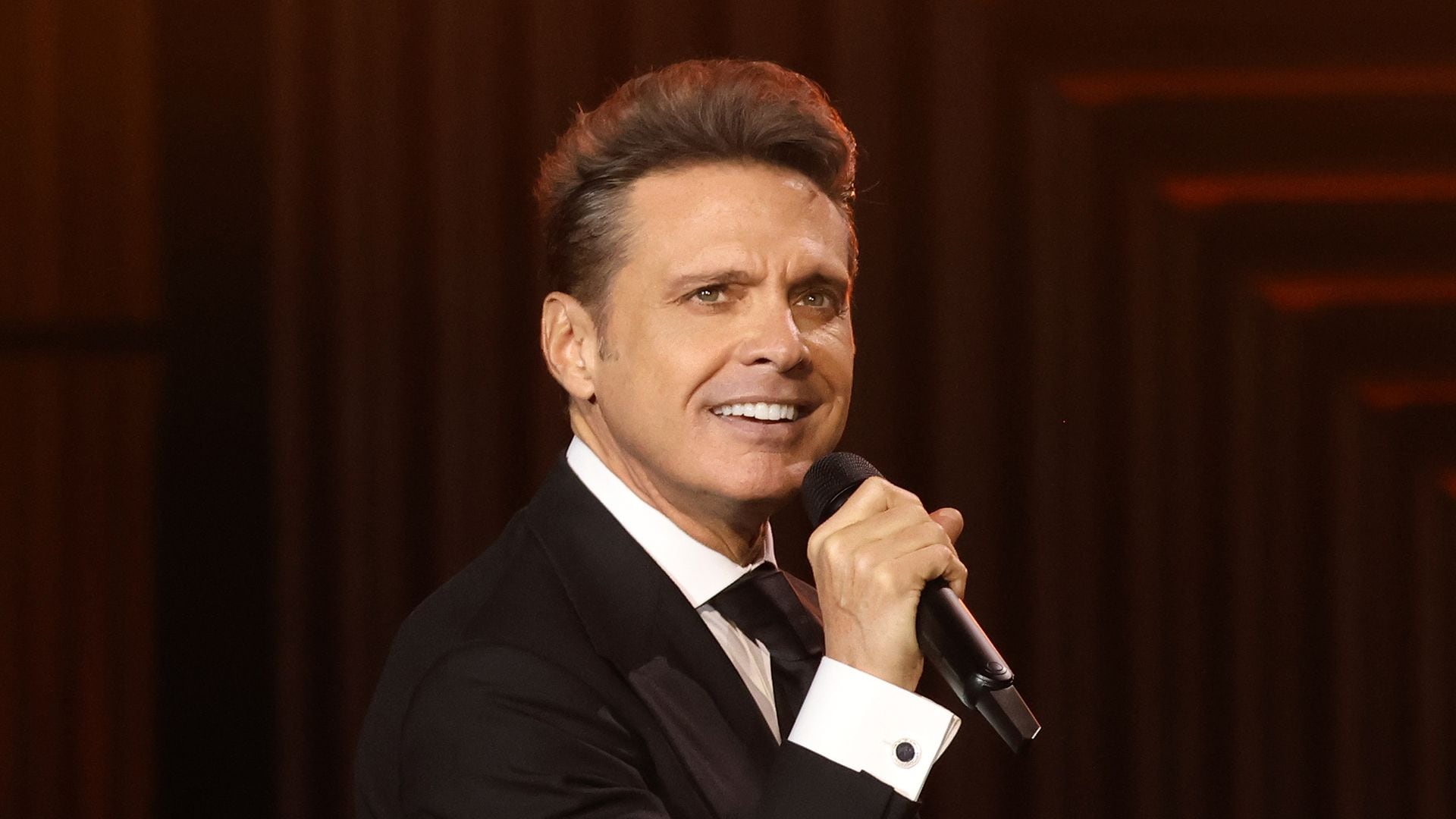 Luis Miguel reappears looking incredible and elegant just days before his 55th birthday