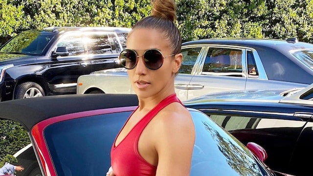 Jennifer Lopez showing off abs