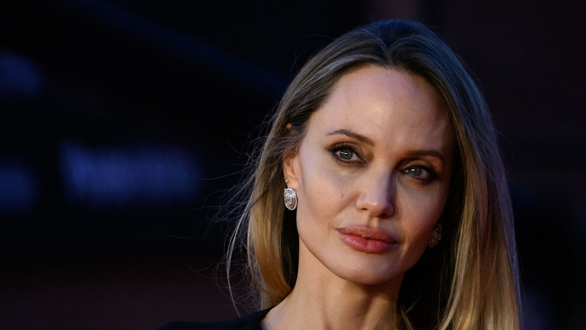https://www.hola.com/us/horizon/landscape/51aef2a7dc7c-american-actress-and-film-producer-angelina-jolie-at-rome-film-fest-2025-red-car.jpg?im=Resize=(1200)