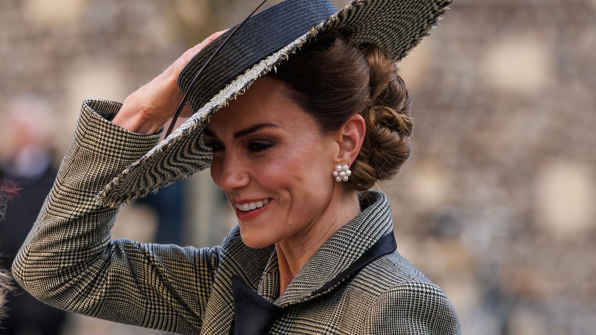 Kate Middleton’s Archbishop Ceremony Look: Sentimental pearl earrings, symbolic coat pattern, and hidden royal meaning