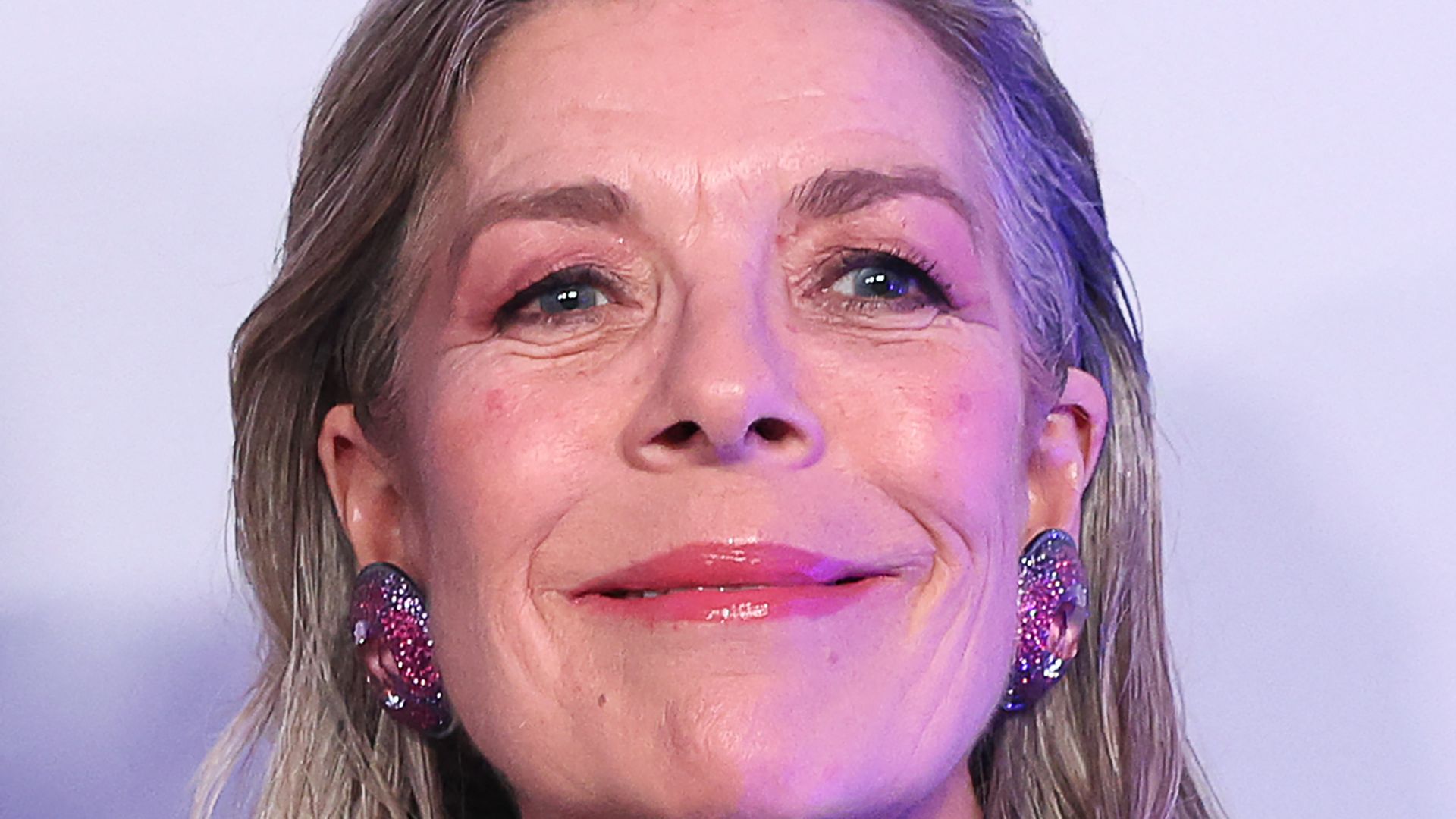 https://www.hola.com/us/horizon/landscape/5233d93f0577-princess-caroline-of-hanover-also-known-as-caroline-de-monaco-poses-upon-arrival.jpg?im=Resize=(1200)