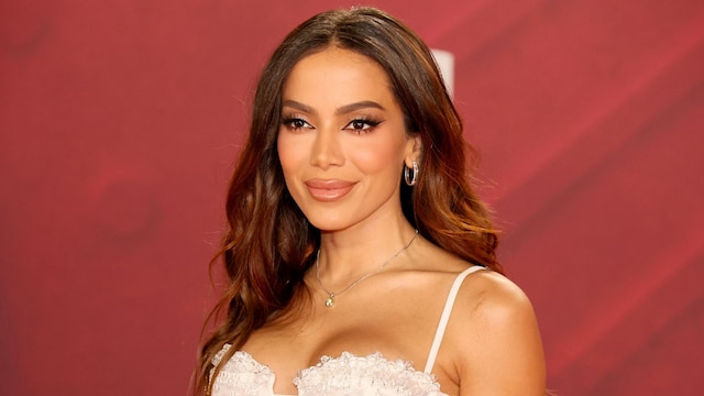 Anitta steps out in the bikini trend worn by Bella Hadid, Kylie Jenner, and more celebs
