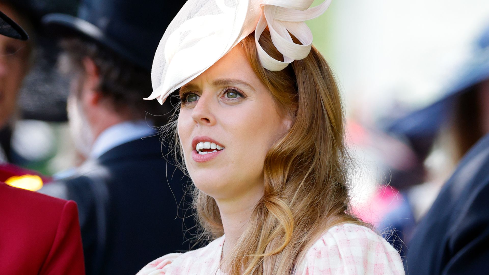 https://www.hola.com/us/horizon/landscape/5286edc73d27-ascot-united-kingdom-princess-beatrice-attends-day-one-of-royal-ascot-at-ascot-r.jpg?im=Resize=(1200)