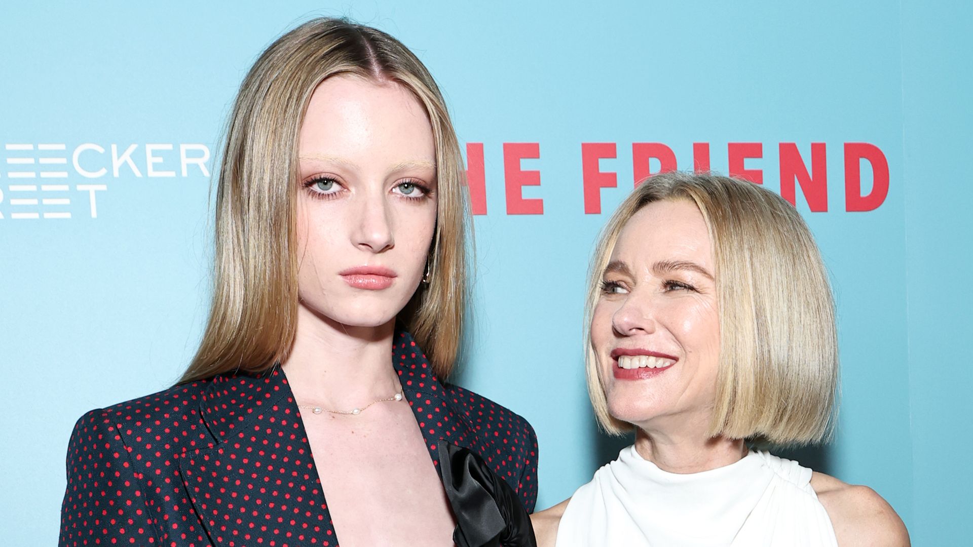 https://www.hola.com/us/horizon/landscape/53c1539569e5-new-york-new-york-kai-schreiber-and-naomi-watts-attend-the-friend-new-york-premi.jpg?im=Resize=(1200)