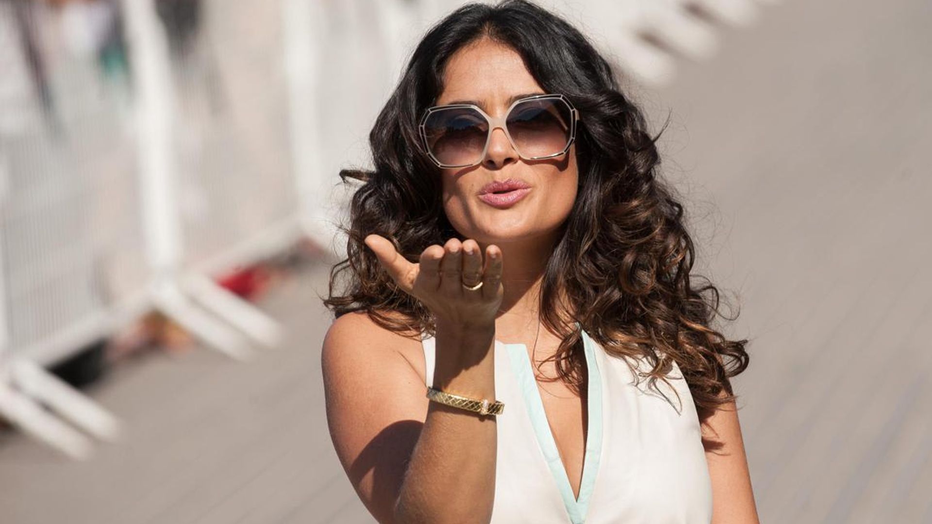 Salma Hayek throws back to the ‘90s with this look