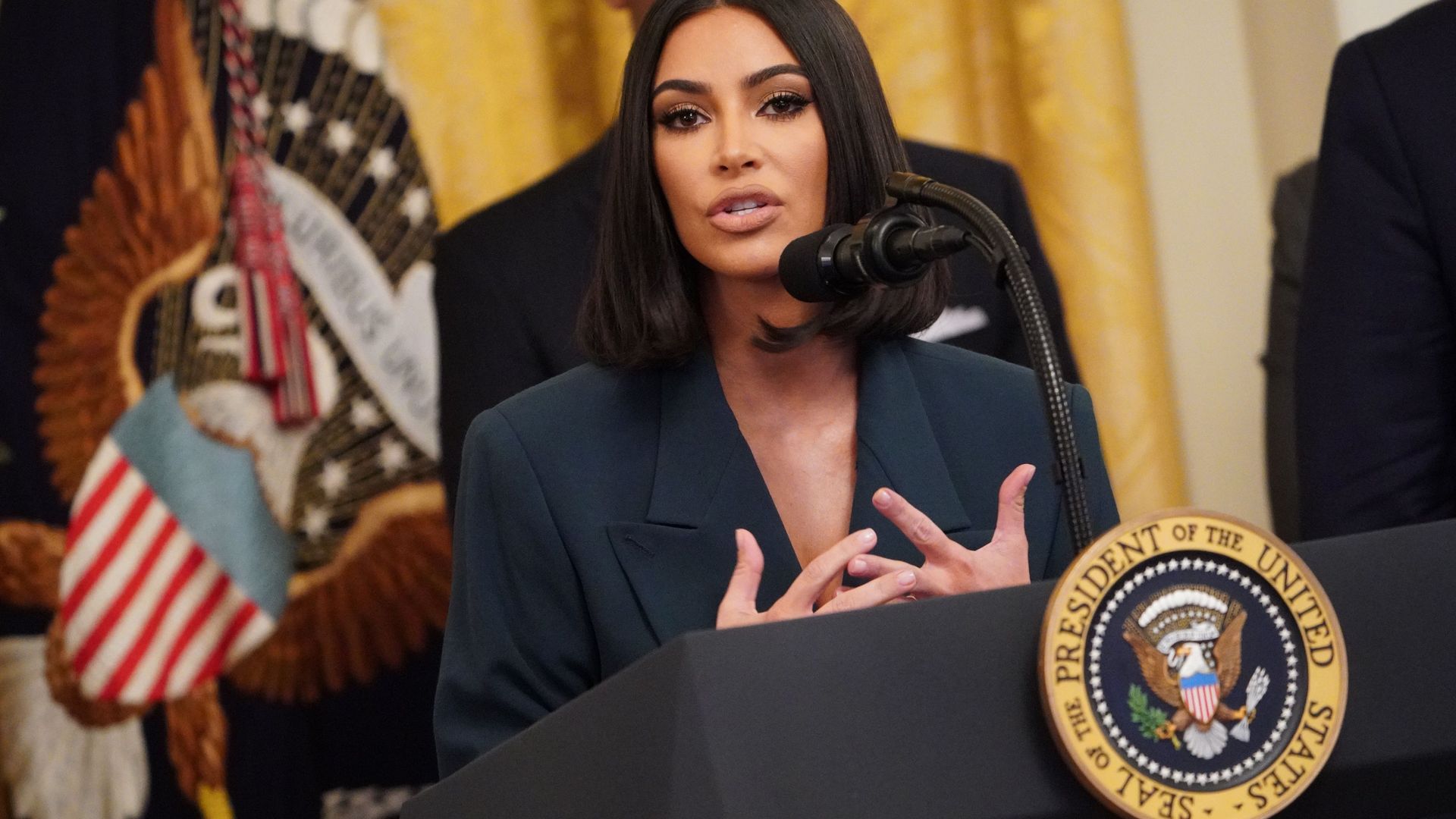https://www.hola.com/us/horizon/landscape/5495ed70f822-kim-kardashian-speaks-as-us-president-donald-trump-holds-an-event-on-second-chan.jpg?im=Resize=(1200)