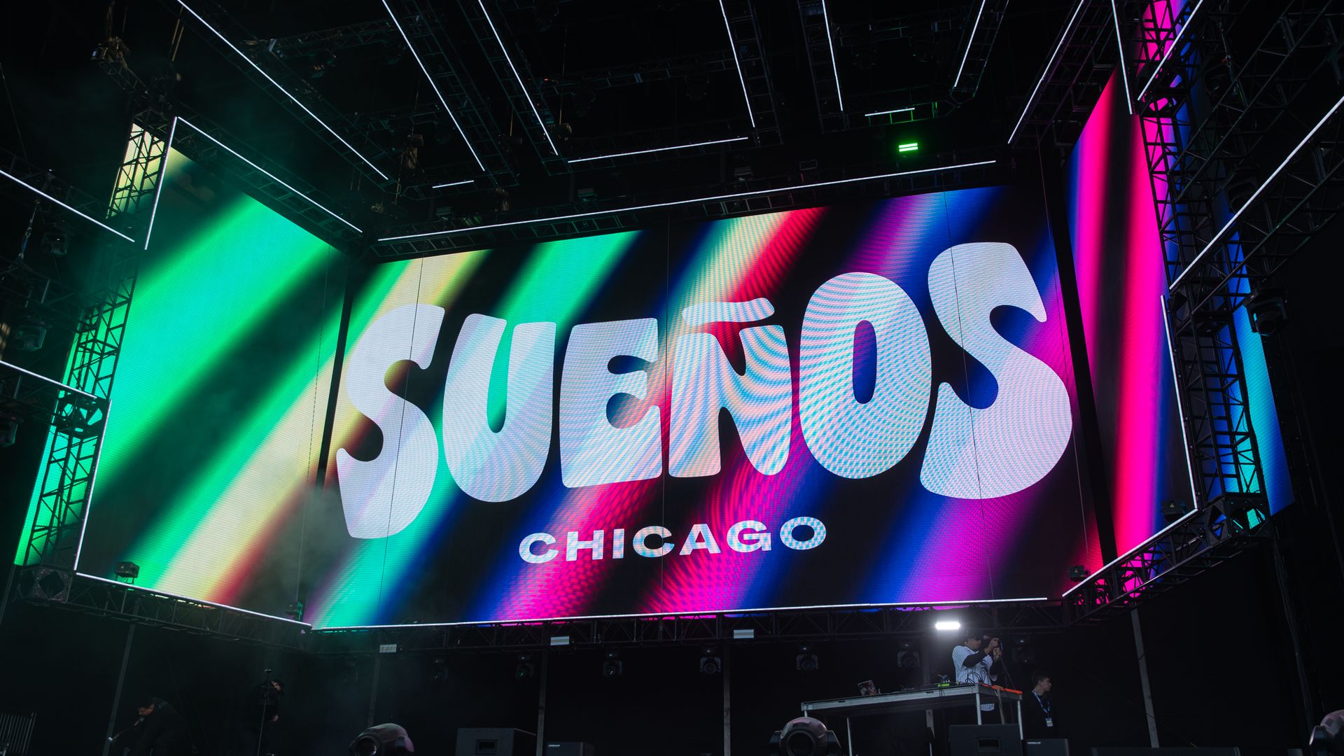 https://www.hola.com/us/horizon/landscape/54e925826575-chicago-illinois-seuc3b1os-festival-logo-is-seen-onstage-during-suec3b1os-fe.jpg?im=Resize=(1200)