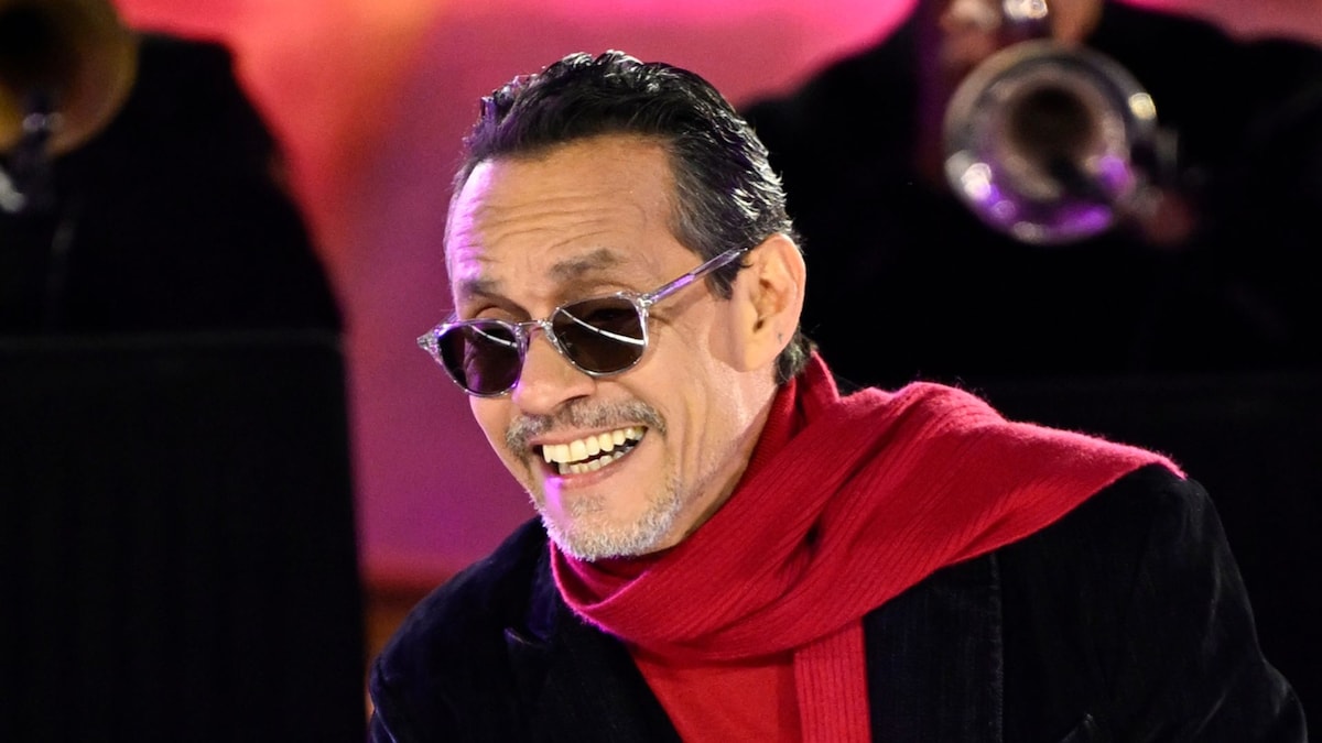 https://www.hola.com/us/horizon/landscape/54fec712f849-christmas-in-rockefeller-center-2025-pictured-marc-anthony-performs.jpg?im=Resize=(1200)