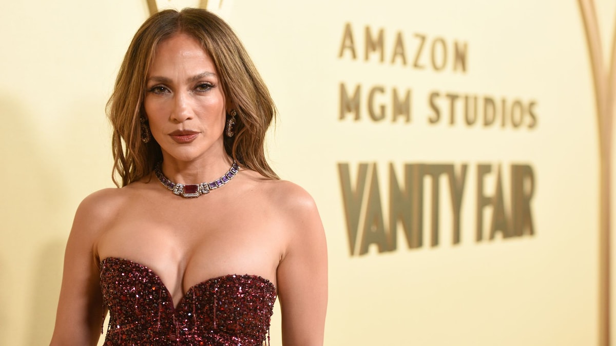 https://www.hola.com/us/horizon/landscape/554321116916-los-angeles-california-jennifer-lopez-attends-vanity-fair-and-amazon-mgm-studios.jpg?im=Resize=(1200)