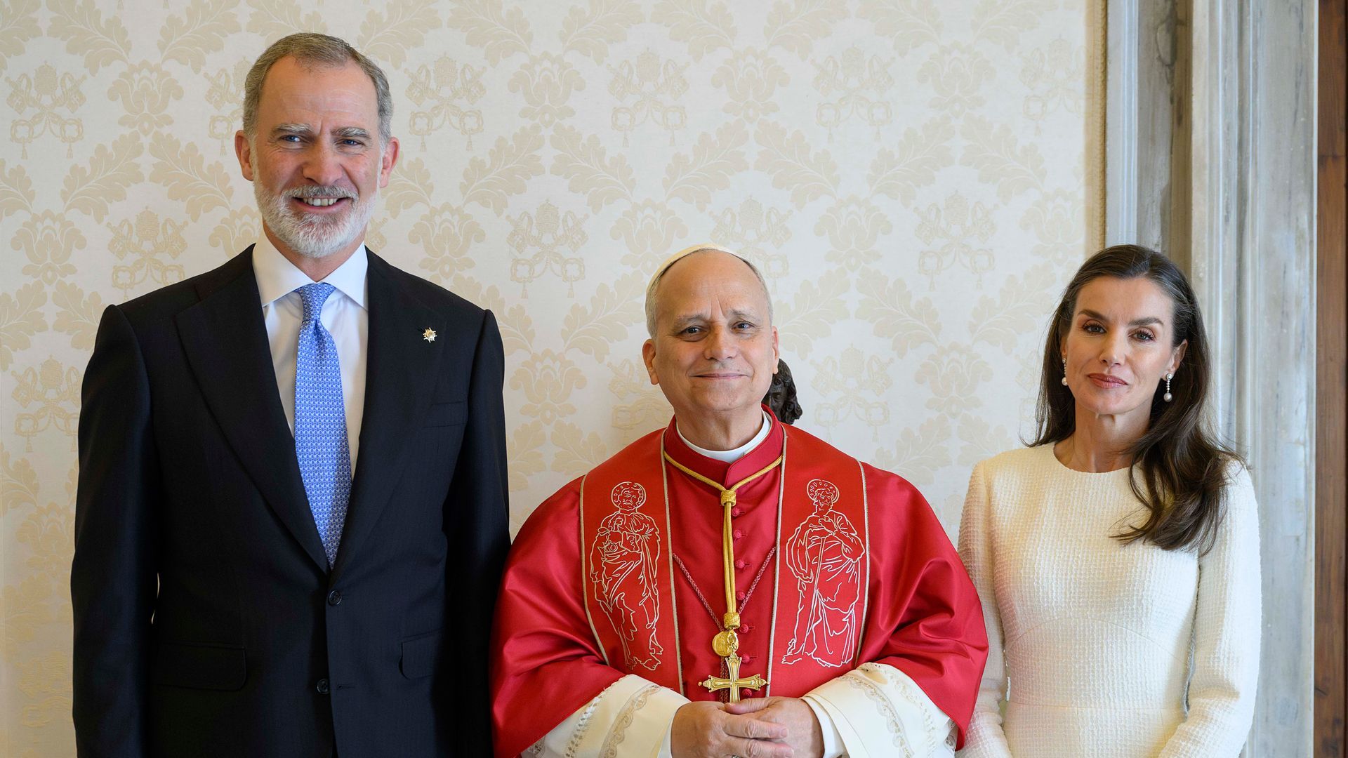 Felipe VI steps in for Queen Sofía at Pope Leo XIV’s farewell following a last minute change