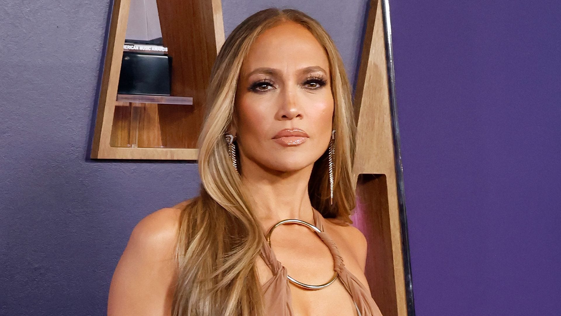 Jennifer Lopez opens up about heartbreak and 'tough summer for her kids' during concert