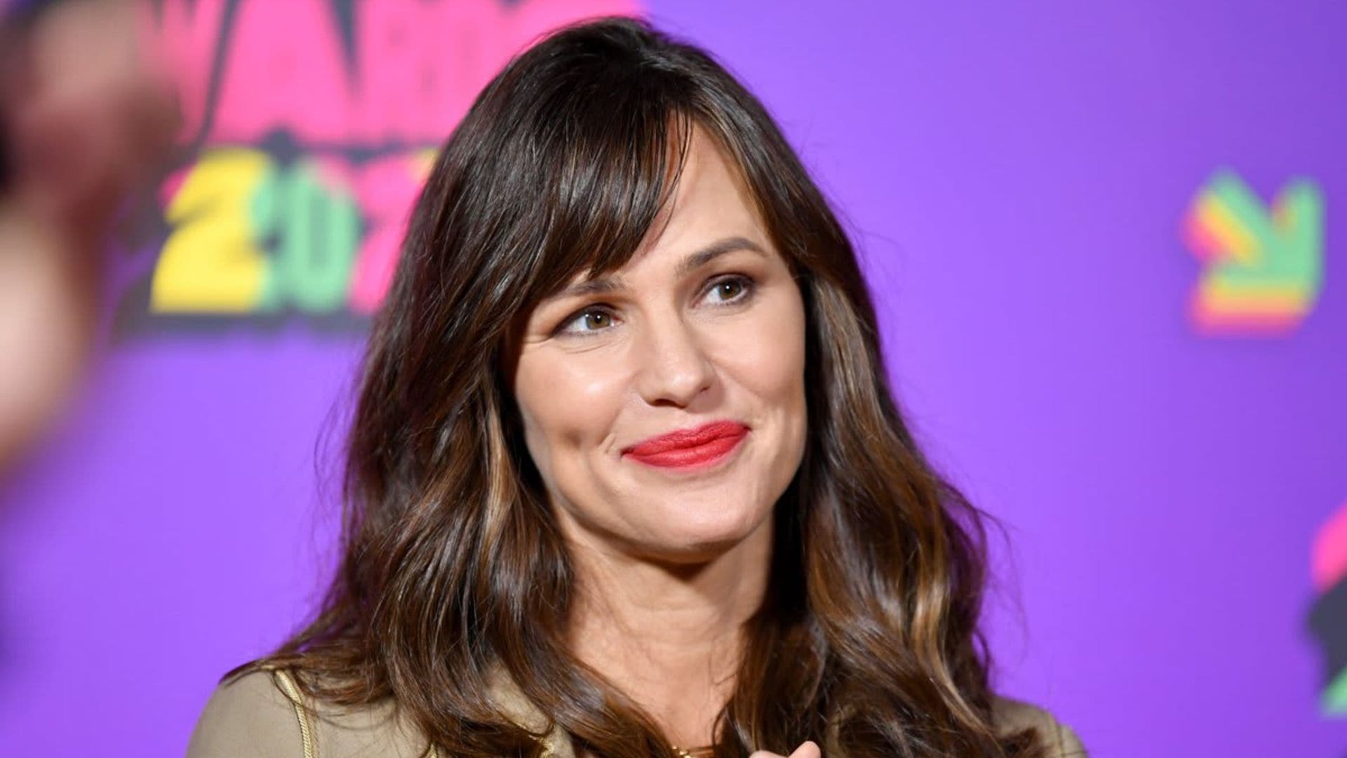 Jennifer Garner and her boyfriend hung out in sweats while grabbing coffee together