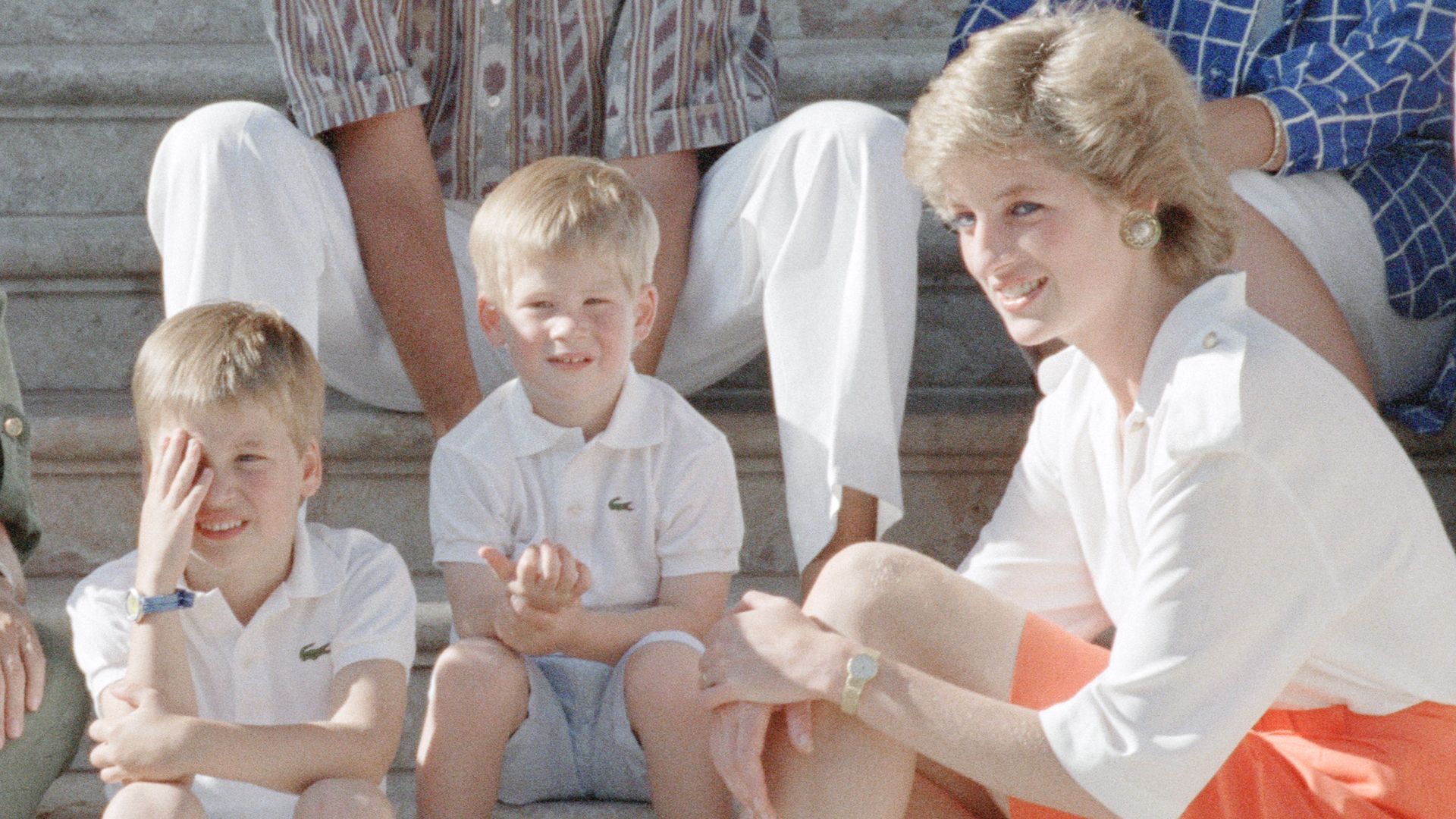 https://www.hola.com/us/horizon/landscape/571758e3a129-prince-charles-and-princess-diana-pictured-with-their-songs-prince-william-and-p.jpg?im=Resize=(1200)